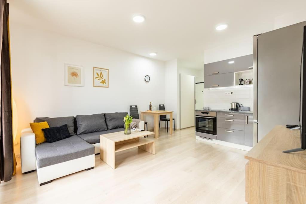 Cityscape Oasis: Active Studio Heaven Bratislava Bagian luar foto