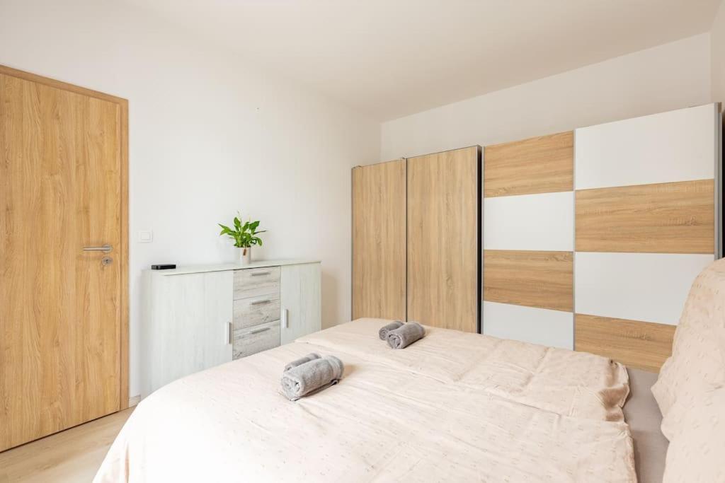 Cityscape Oasis: Active Studio Heaven Bratislava Bagian luar foto