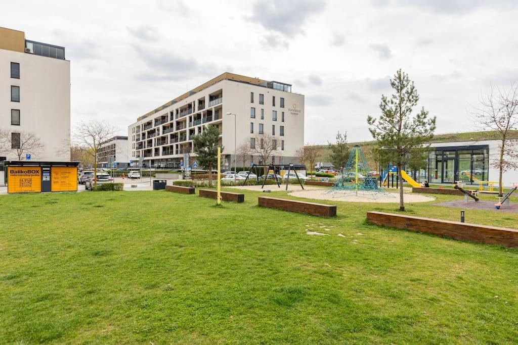 Cityscape Oasis: Active Studio Heaven Bratislava Bagian luar foto