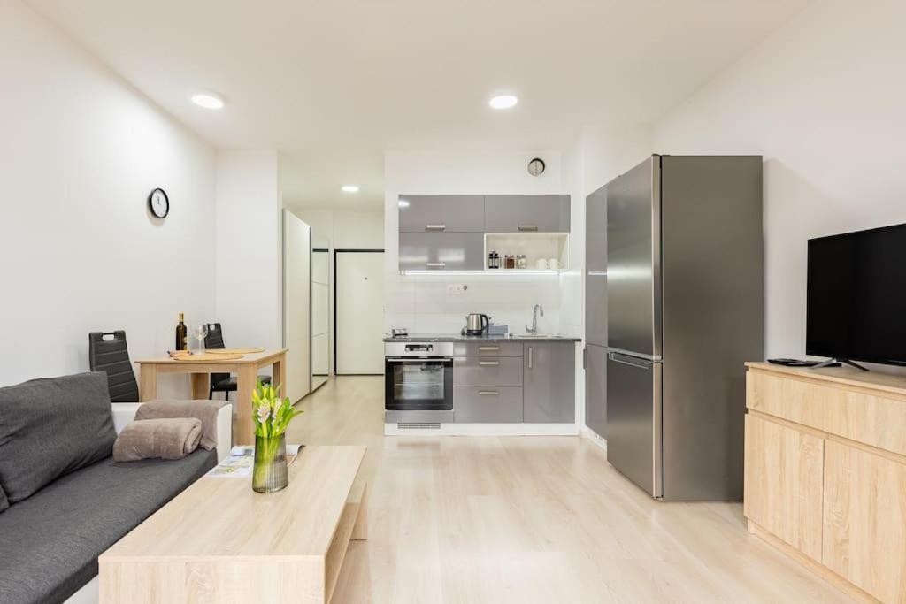 Cityscape Oasis: Active Studio Heaven Bratislava Bagian luar foto