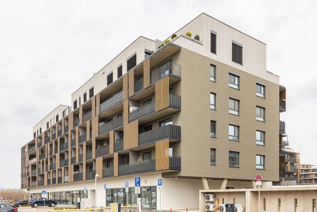 Cityscape Oasis: Active Studio Heaven Bratislava Bagian luar foto
