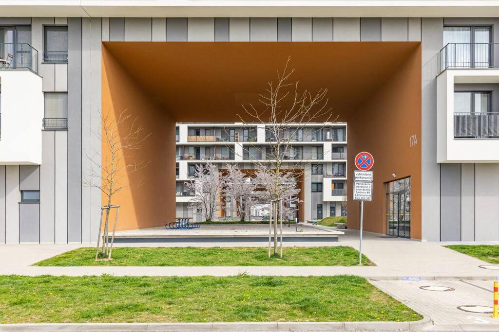 Cityscape Oasis: Active Studio Heaven Bratislava Bagian luar foto
