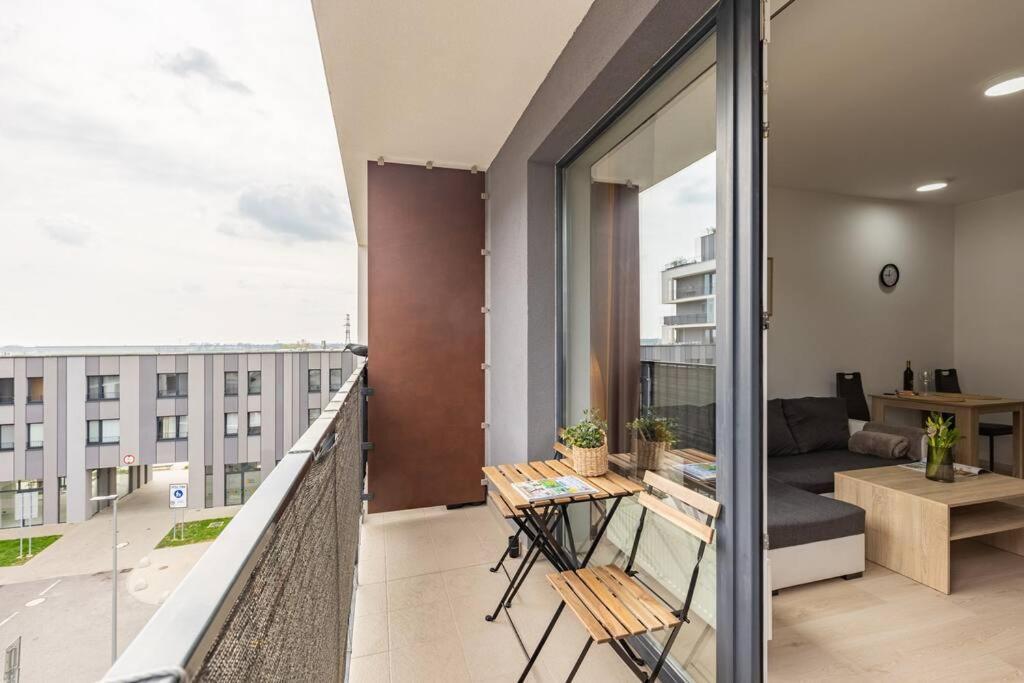 Cityscape Oasis: Active Studio Heaven Bratislava Bagian luar foto