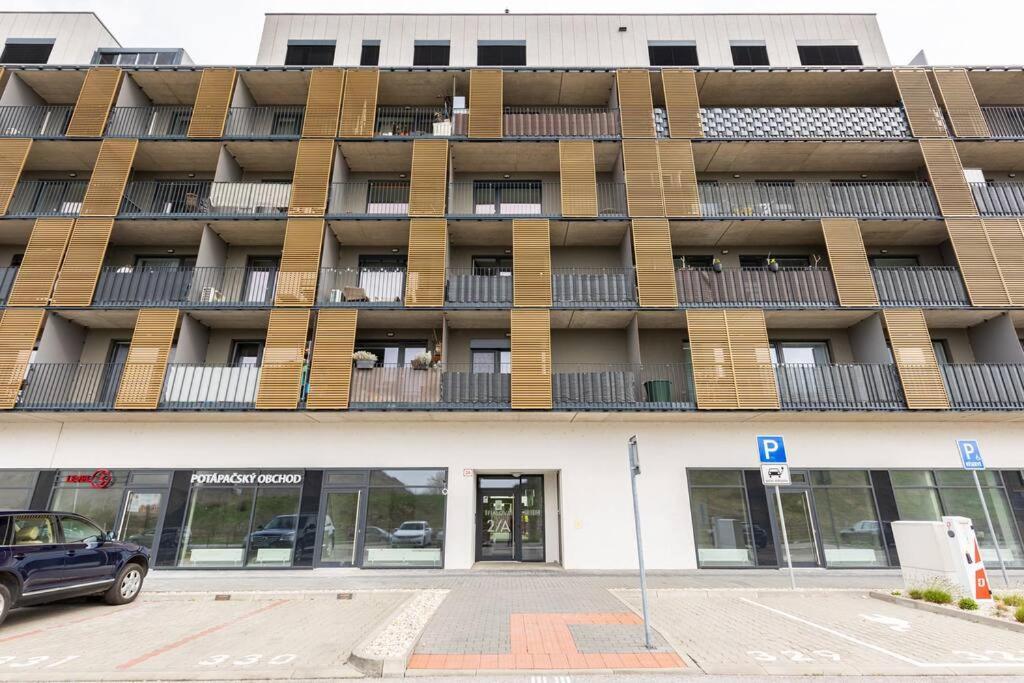 Cityscape Oasis: Active Studio Heaven Bratislava Bagian luar foto
